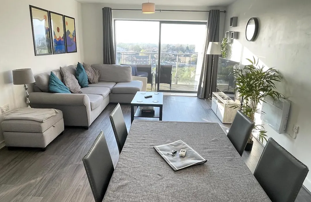 Balcony Marina Apartment With City Skyline Views - Free Secure Parking-1