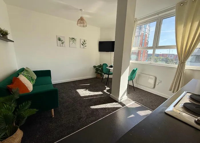 Zelena Luxurious Apartment, Private Parking, Fast Wi-Fi, Self Check-In Anytime Perfect For Late Arrivals, 5 Minutes To Old Trafford Stadium